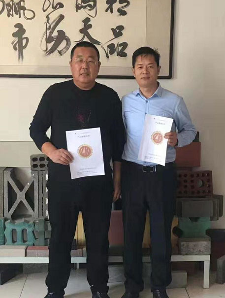 感謝威海丁總訂購ZY400型全自動靜壓制磚機