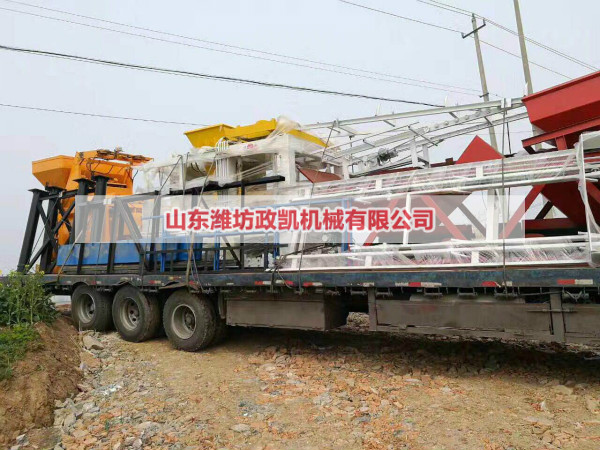 江蘇徐州4-15型水泥磚機裝車發(fā)貨現(xiàn)場